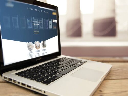 Page accueil du site internet de Sachot sur un écran de pc portable posé sur un bureau