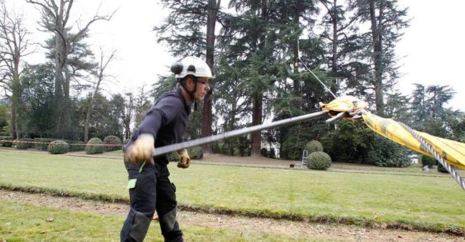 Homme réalisant un test de traction