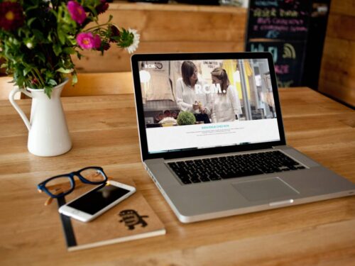 Présentation site internet corporate de RCM sur un écran de pc portable