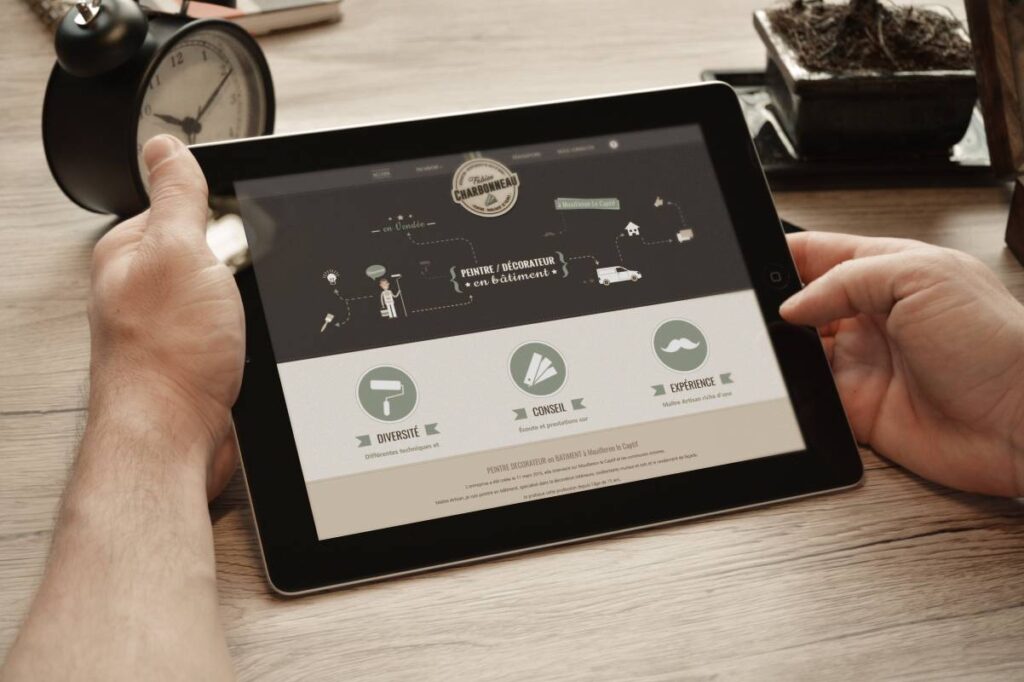 Tablette présentant la création de site internet de Fabien Charboneau