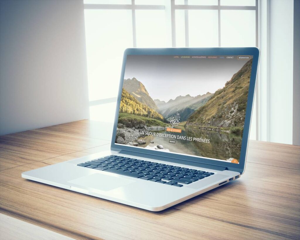 Ordinateur portable posé sur une table présentant le site internet de l'hôtel restaurant Chez Pierre d'Agos