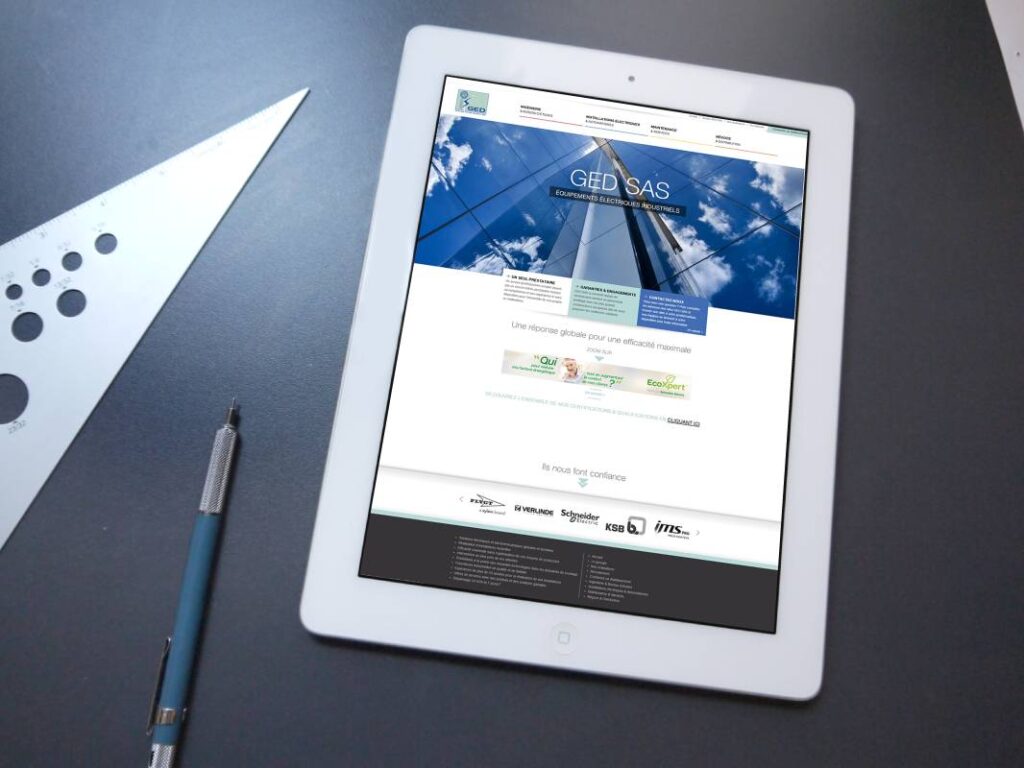 Tablette présentant le site internet de l’entreprise industrielle GED