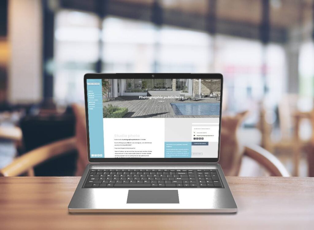 Création de site internet de photographe présentée dans un écran d'ordinateur de portable posé sur un bureau