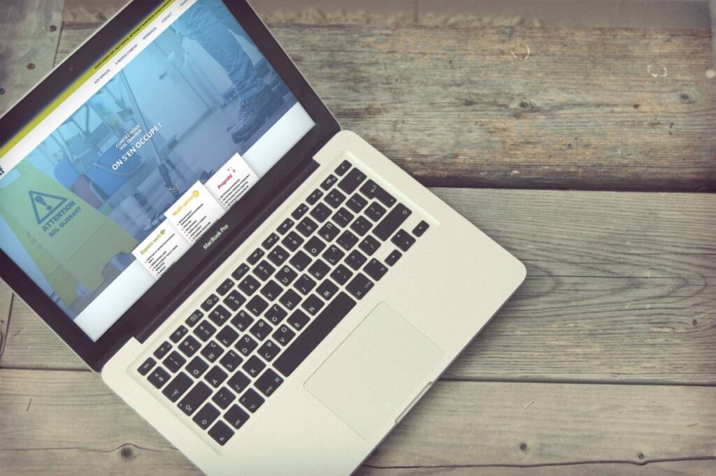 Présentation du site internet d'amitaf à Mayotte sur un écran de PC portable posé sur une table en bois