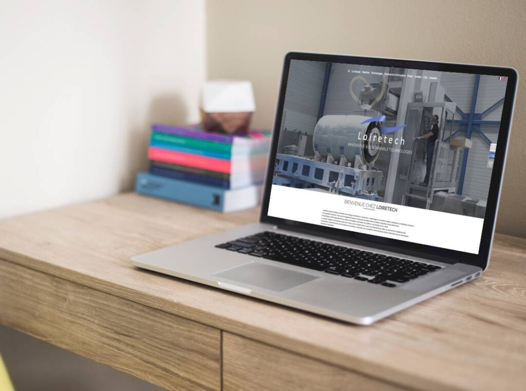 Page d'accueil sur un écran de pc portable de site internet créé à Nantes pour Loiretech