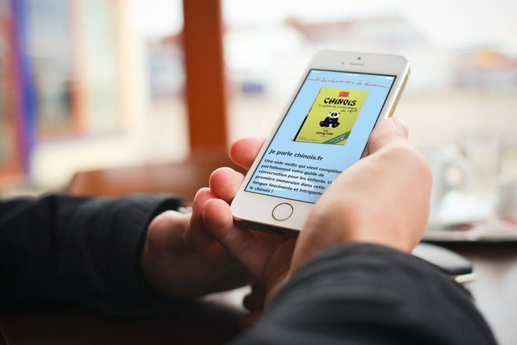 Ecran de smartphone présentant la création du site one-page Je parle chinois