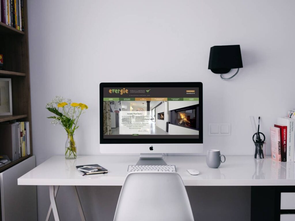 Ecran posé sur un bureau blanc présentant le site internet d'Evergie