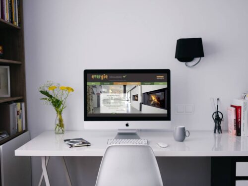 Ecran posé sur un bureau blanc présentant le site internet d'Evergie