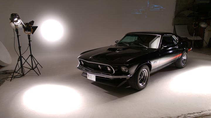 Voiture dans un studio de photographe