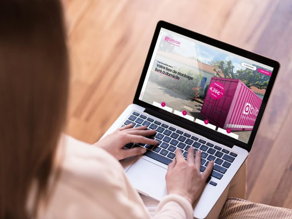 Femme travaillant sur un ordinateur portable à la création de site internet vitrine pour Abilbox