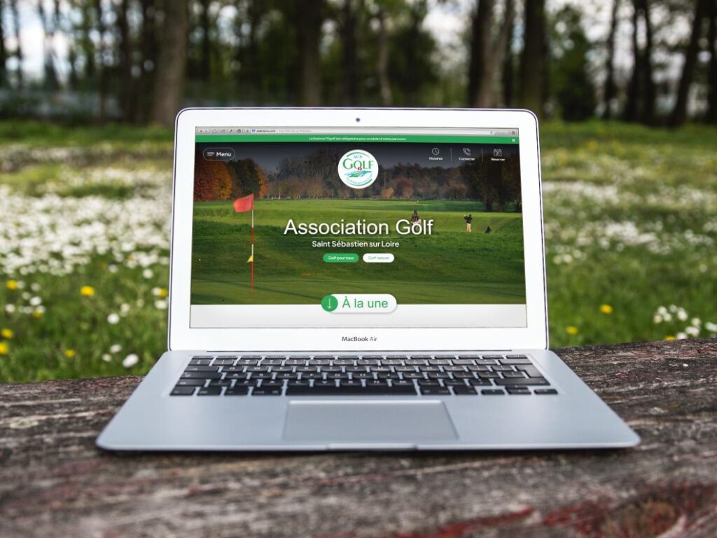 Écran d'ordinateur portable posé dans la nature présentant la création de site internet à Nantes pour l'AGS