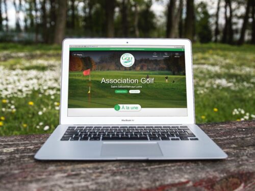 Écran d'ordinateur portable posé dans la nature présentant la création de site internet à Nantes pour l'AGS