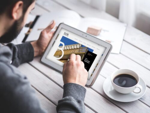 Homme tenant une tablette affichant la création de site internet à Nantes de Bugal