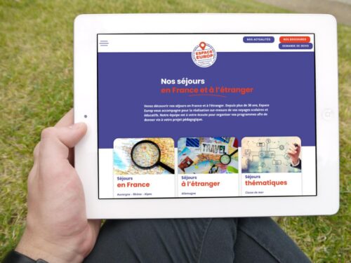 Création de site internet Catalogue, site d'Espace Europ à La Roche-sur-Yon présentée sur une tablette