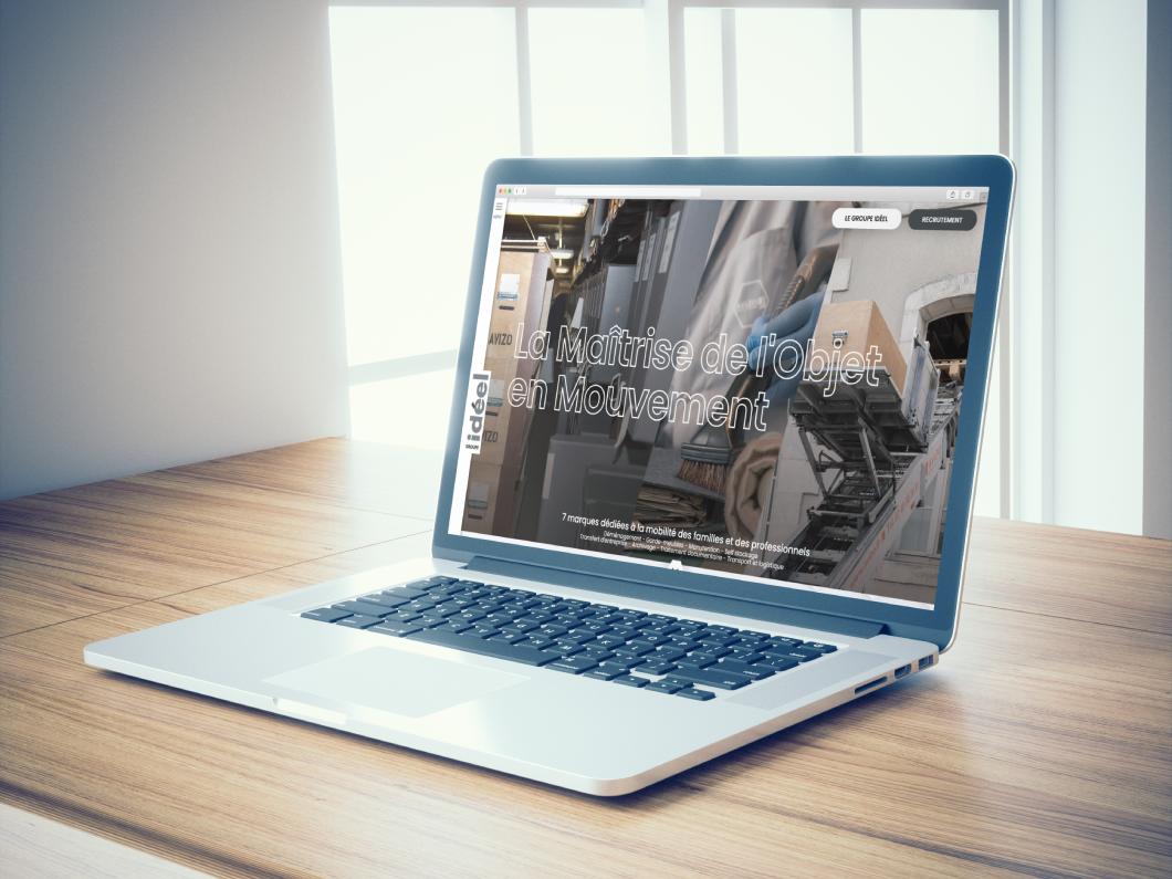 Ordinateur portable posé sur un bureau vide, présentant la création de site vitrine et boutique en ligne du Groupe Idéel