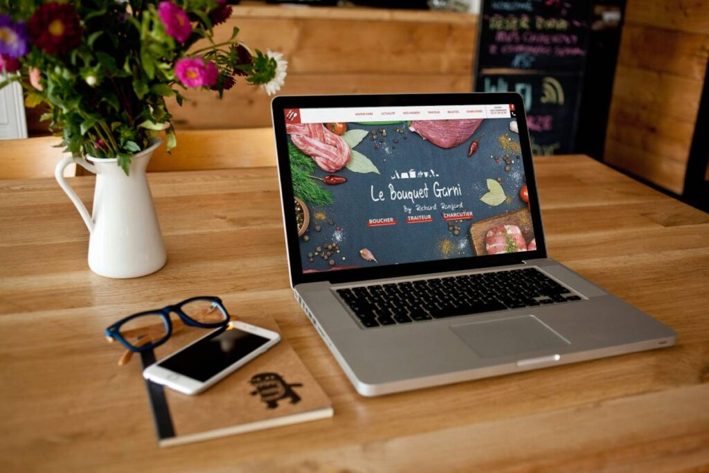 Communication digitale globale, présentation du site internet sur un écran de PC portable