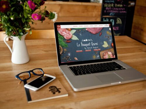 Communication digitale globale, présentation du site internet sur un écran de PC portable