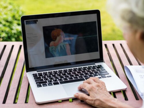 Ordinateur posé sur une table affichant la création de site internet catalogue de Laurence Drapeau aux Sables-d'Olonne