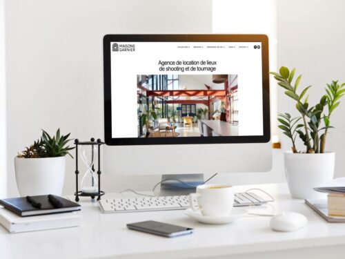 Bureau et son écran présentant la création de site internet à Nantes de Maisons Garnier Nantes