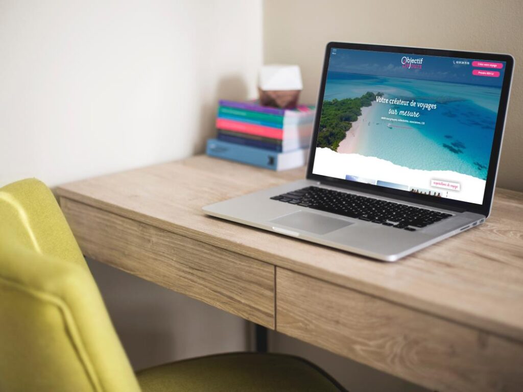 Création de site internet en Vendée, présentation de la page d'accueil du site d'Objectif Séjours à La Roche-sur-Yon sur un écran de portable