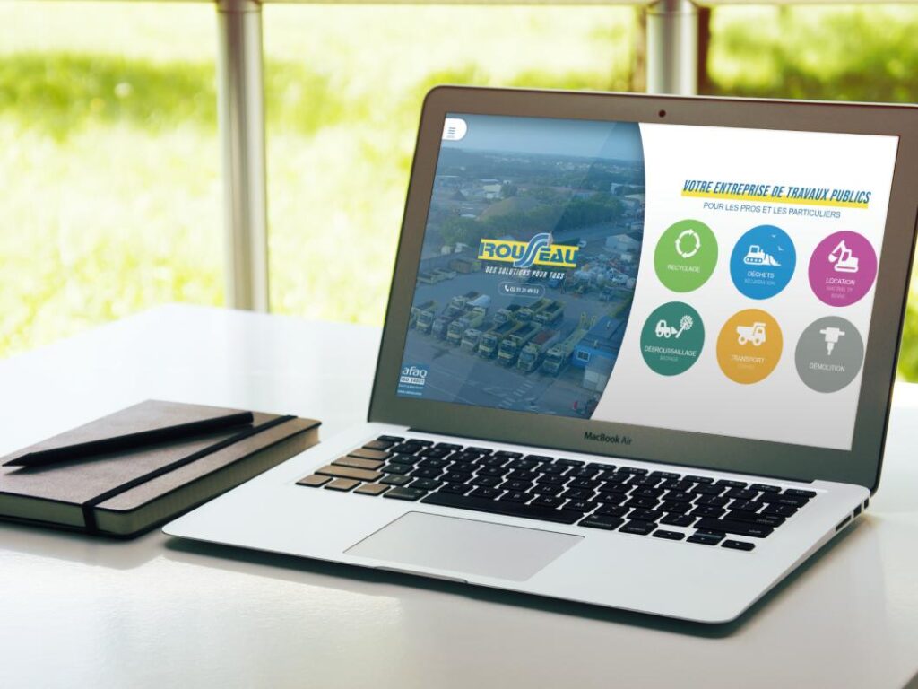 Création de site internet en Vendée, site vitrine Rousseau Entreprise, Les Sables d'Olonne, ordinateur et la page d'accueil du site posé sur une table