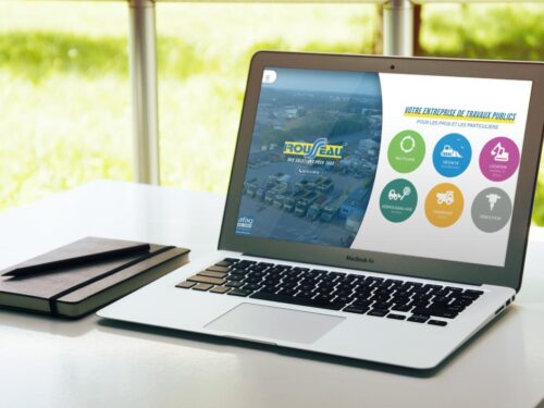 Création de site internet en Vendée, site vitrine Rousseau Entreprise, Les Sables d'Olonne, ordinateur et la page d'accueil du site posé sur une table