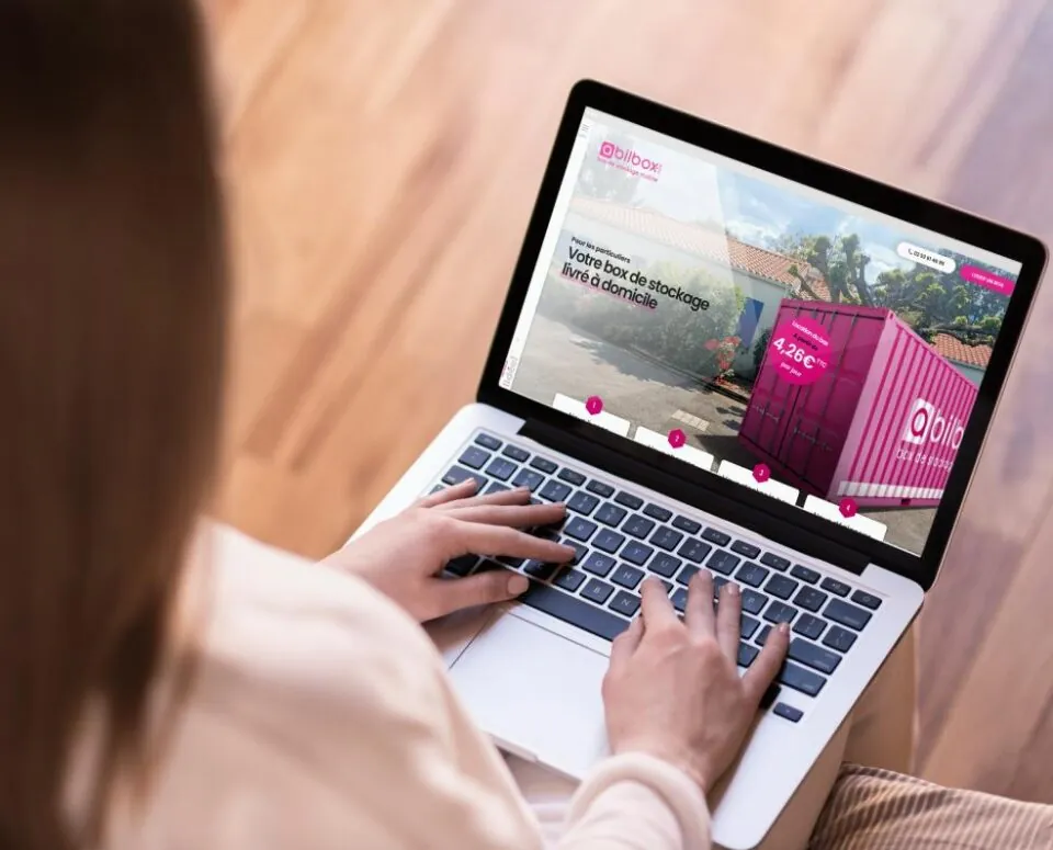 Femme travaillant sur un ordinateur portable à la création de site internet vitrine pour Abilbox